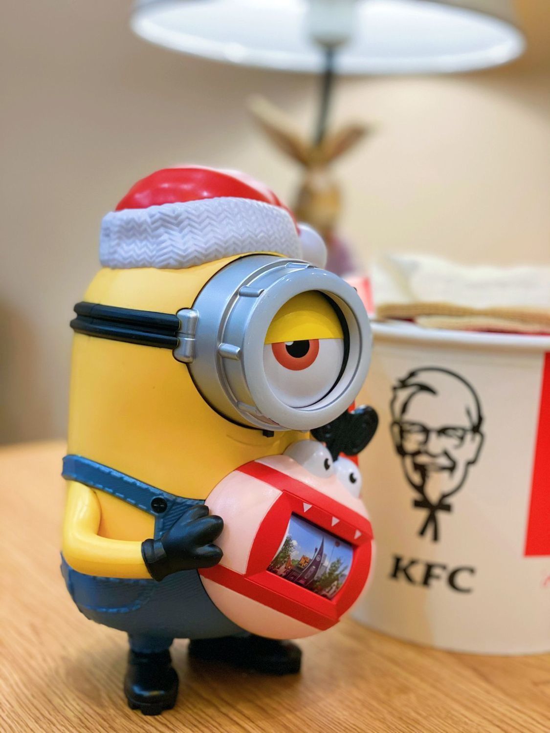 KFC Minions Storage Bucket, KFC Universal Studios Despicable Me Despicable Despicable Despicable Dad Christmas toy figurines