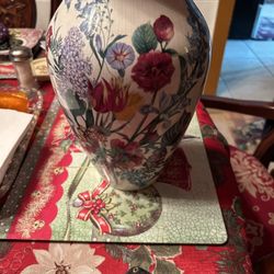 Beautiful Vintage Collection Vase 