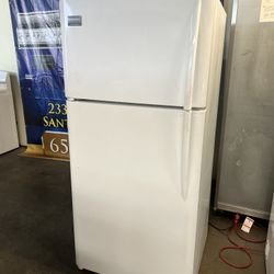FRIGIDAIRE APARTMENT SIZE TOP FREEZER REFRIGERATOR 