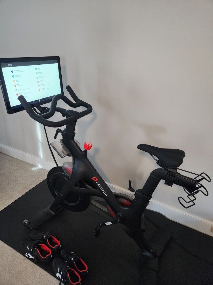 Peloton Bike Excellent Condition!