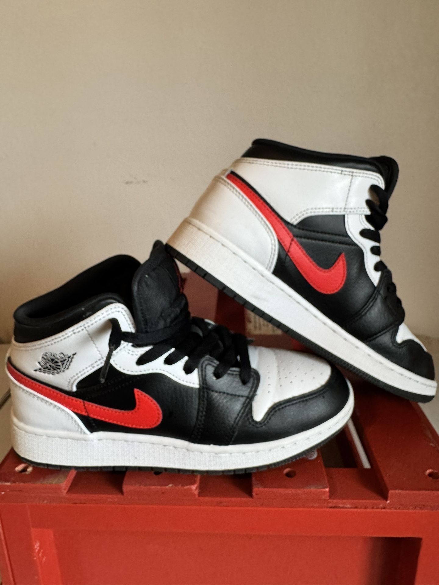Air Jordan 1 Mid 'Black Chile Red White