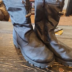 Woman's Snow / Rain Boots Woman's 9 15$