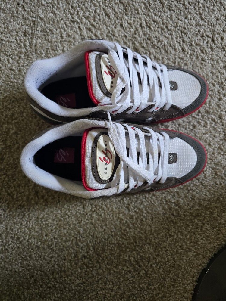 ES NEW SKOOL VERSION OF THE KOSTON SKATE SHOE.