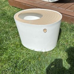 Enclosed cat Litter Box