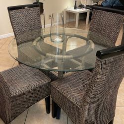 Round Table With Four Chaira