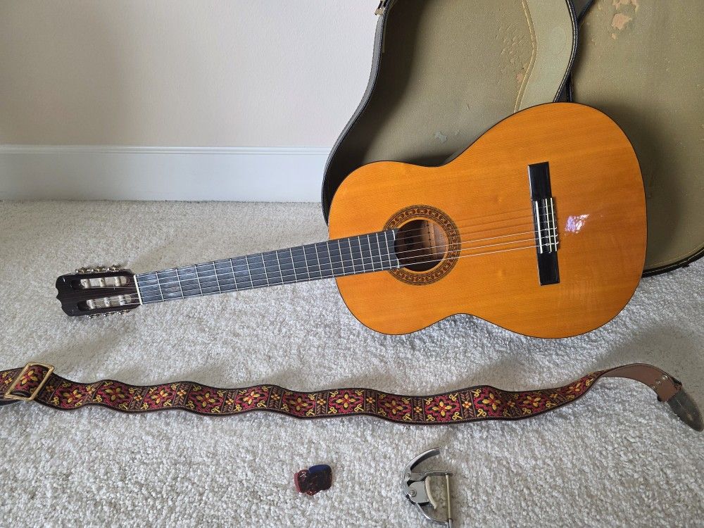 Matao MC1 Classical Guitar, Case, Capo, Strap, New Strings