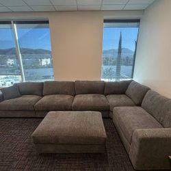 BRAND NEW SECTIONAL LARGE COUCH