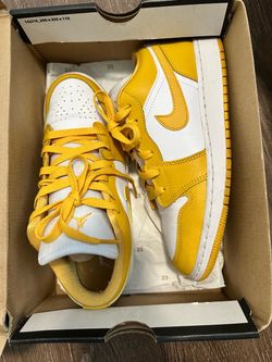 Boys Jordan Retro 1 Low size 6 (pollen yellow)