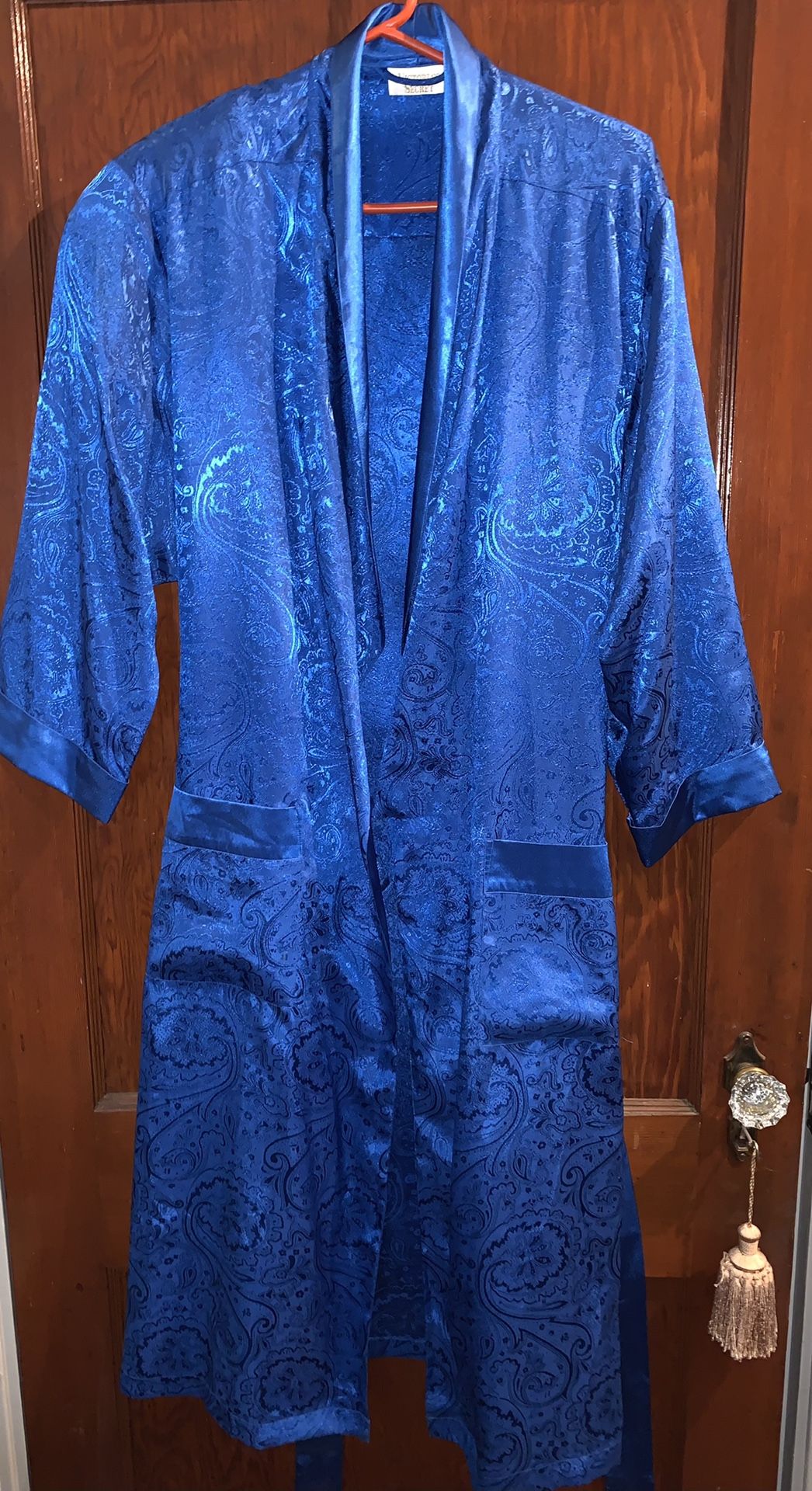 VICTORIA’S SECRET FULL LENGHT LOUNGING ROBE w/ POCKETS BLUE PAISLEY DESIGN “ UNUSED NEVER WORN “ 19” Shoulder x 54” LENGHT All Labels Attached