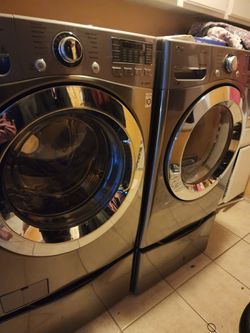 Lg washer/ gas dryer with pedestals