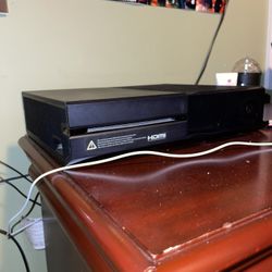 Xbox One 500 GB 3 Controllers And Video Games 