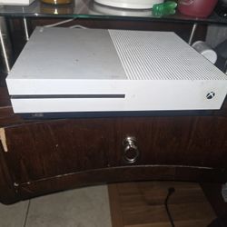 Xbox One S With Headset And 2 Controllers