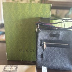 GUCCI GG BLACK SMALL MESSENGER BAG