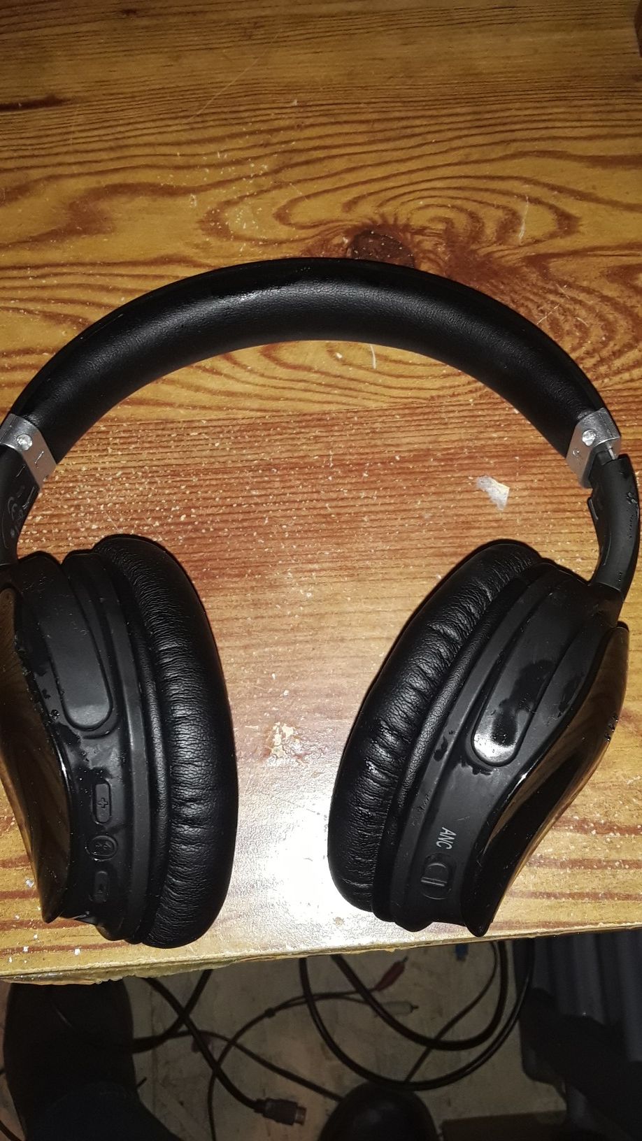 Noise cancelling bluetooth headphones