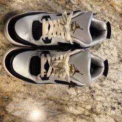 Nike(air Jordan).Air Jordan 4 Retro Platinum Gold. Pure Platinum, Metallic Gold, Black, and Sail. The is 7y.