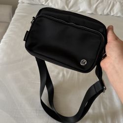 Lululemon Everywhere Crossbody Bag 2L