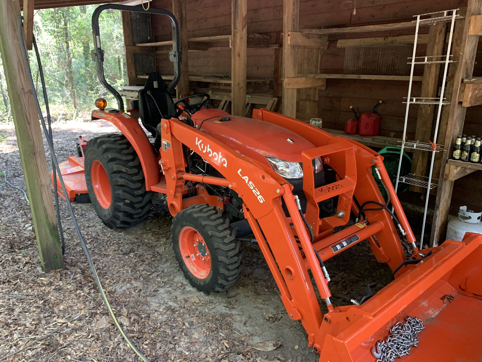 L2501 Kubota (ONLY 7 HOURS) Comes With Bucket And Quick Release Levers For Use With Other Accessories. Also Comes With Scrape Box And 5’ Brush Hog.