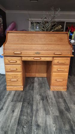 Beautiful Solid Wood Vintaage Roll-Top Desk – Excellent Condition
