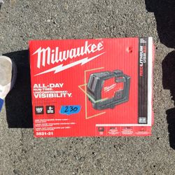 Milwaukee 3.0 Rechargeable Green Laser ,Cross Line