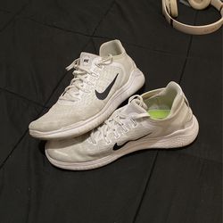 NIKE FREE RUNS !!(9.5)