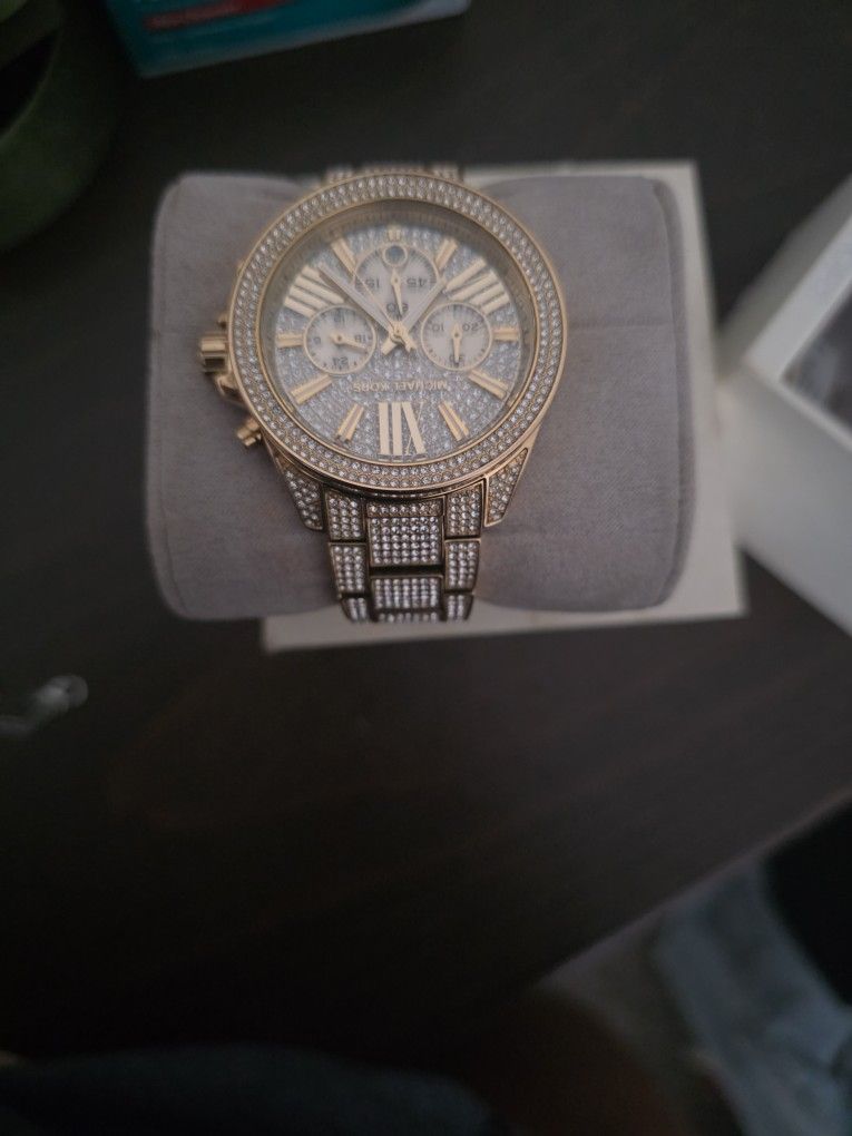 Michael Kors
Bryant Pavé Gold-Tone Watch