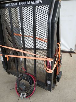 Hydraulic lift platform