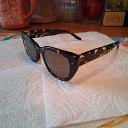 WOMEN'S SUNGLASSES IN GOOD CONDITION $35 PICK UP IN SUN VALLEY