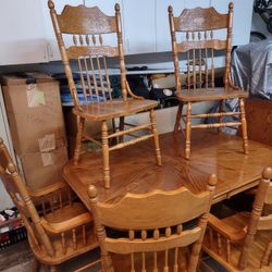 Solid Oak Dining Table And 6 Chairs a few chairs needs a little glue. 