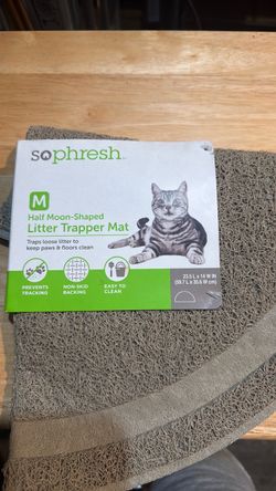 Half moon shaped litter trapper mat