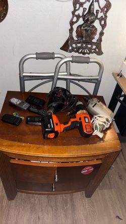 Tres taladro. Y los teléfono $60