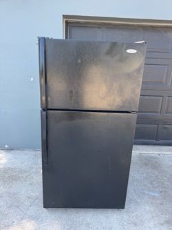 Whirlpool refrigerator good condition everything works fine