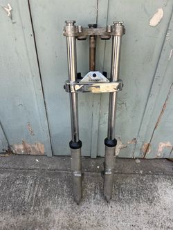 Harley 35mm front end. Dual disc. 4 inches over.