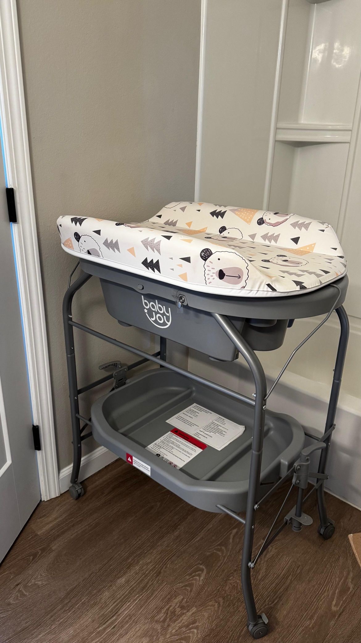 Free Changing table and bathtub for babies