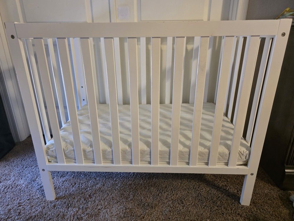 Dream On Me Edgewood 4-In-1 Convertible Mini Crib In White & Dream On Me Holly 3” Fiber Mattress