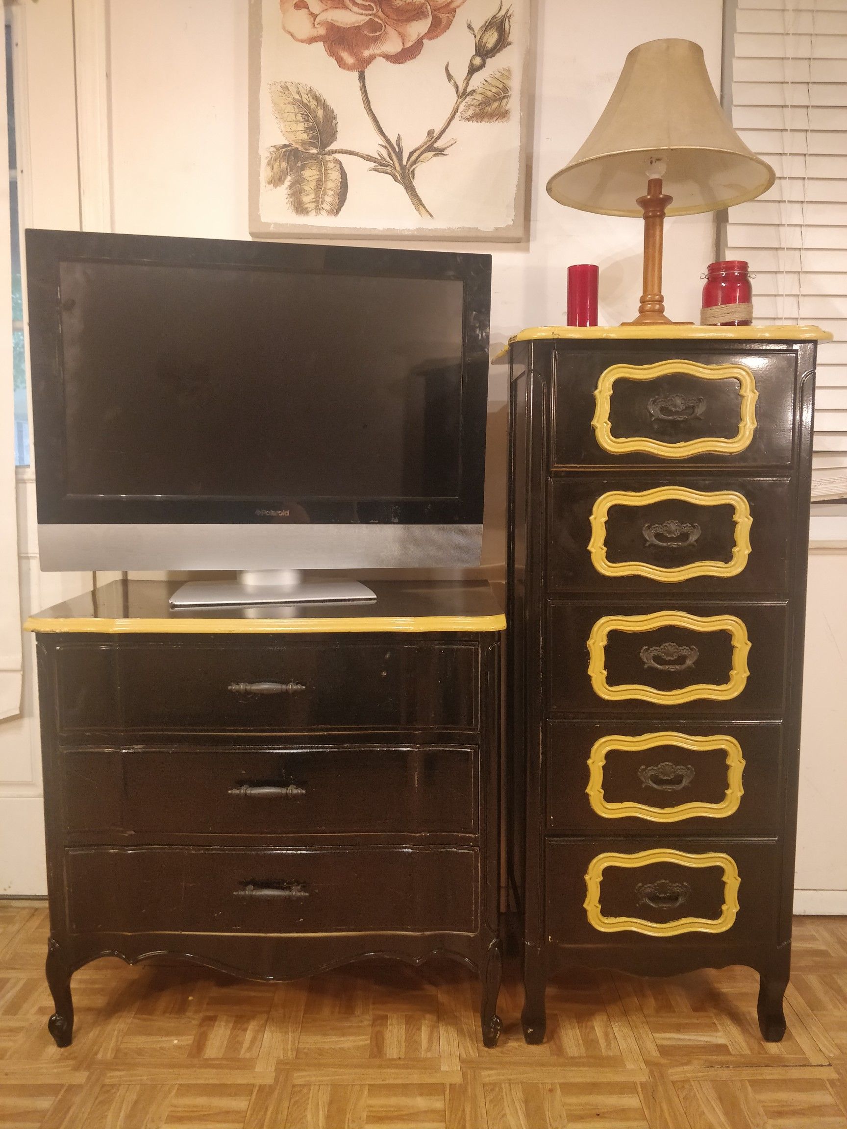 Black 2 dressers in good condition, all drawers working well, dovetail drawers. ta