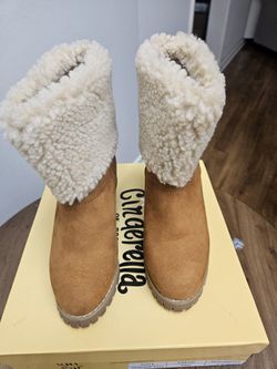 Boots With Fur Cuff Size 2 1/2 W