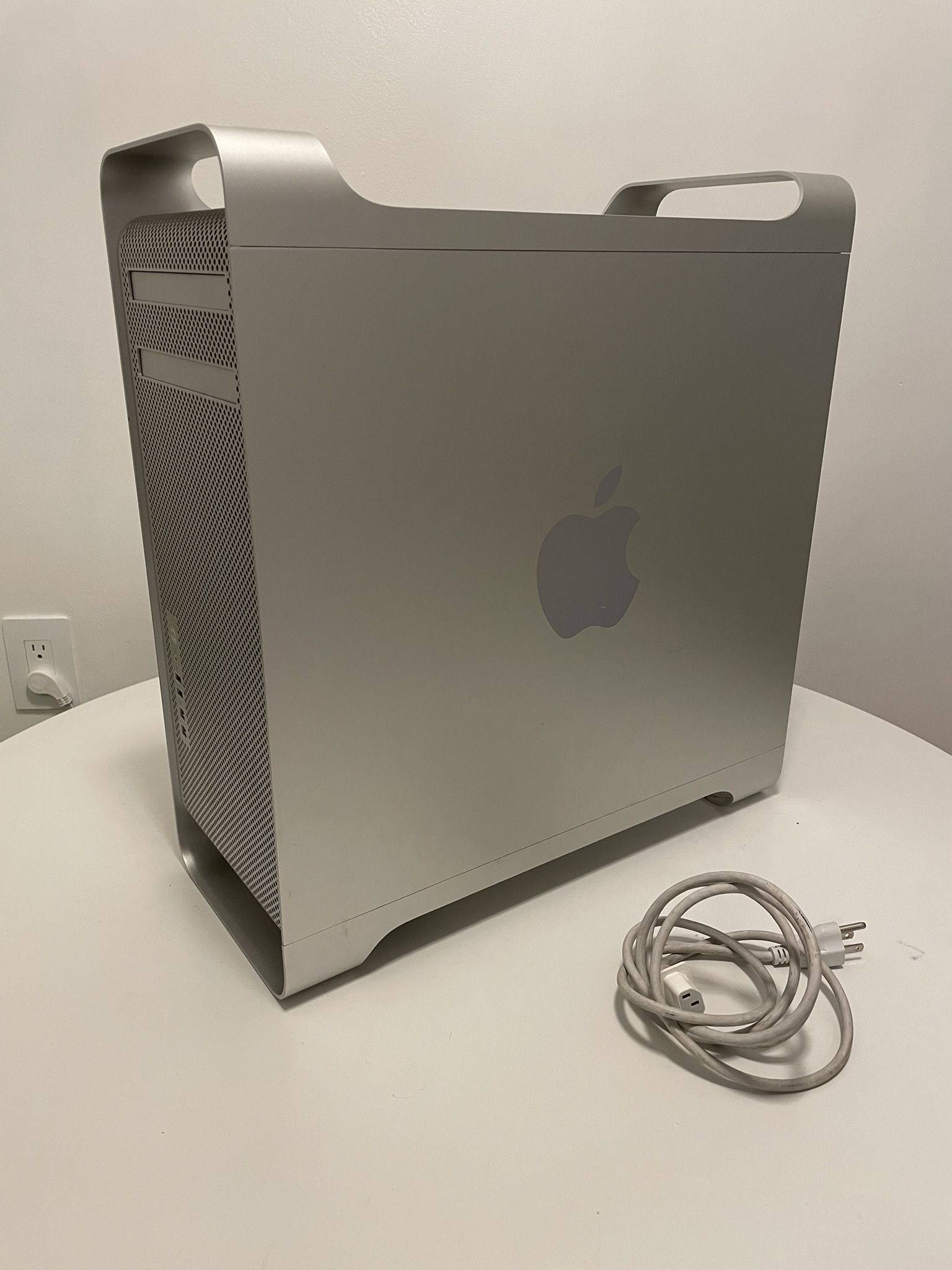 Apple Mac Pro Tower (2.66 Ghz quad-core)