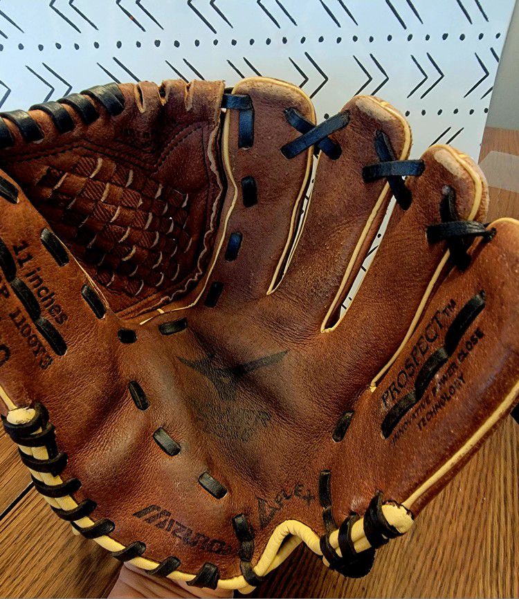Mizuno Prospect Powerclose 11in Baseball Glove