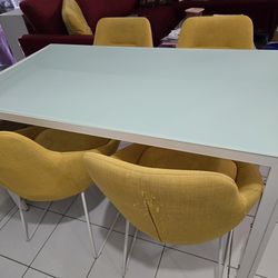 Contemporary dinning set. Good condition.