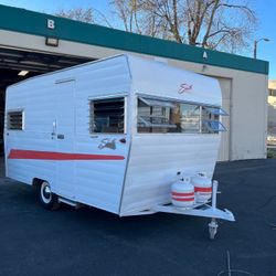 Retro 1965 Shasta Camper – Fixer-Upper with Great Potential!