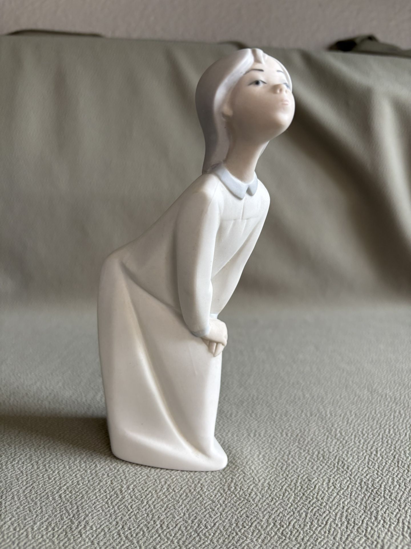 LLadro Girl Kissing #4873 Porcelain Figurine Unglazed Matte Finish EUC