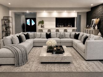 Luxury Sectional Sofa Couch – HUGE U-Shape • Like New • Delivery Available
