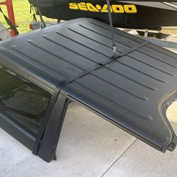 Jeep Wrangler JK Unlimited Hardtop (4-Door) + Freedom Panels + Hoist