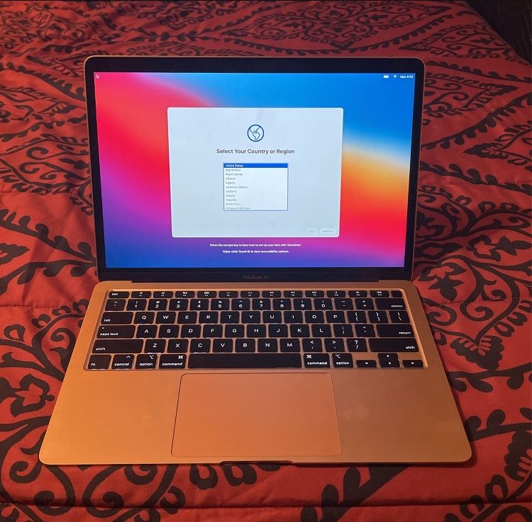 Apple Macbook Pro Retina 2017 i5, 8GB RAM, 128GB SSD. The laptop comes with came and charger.