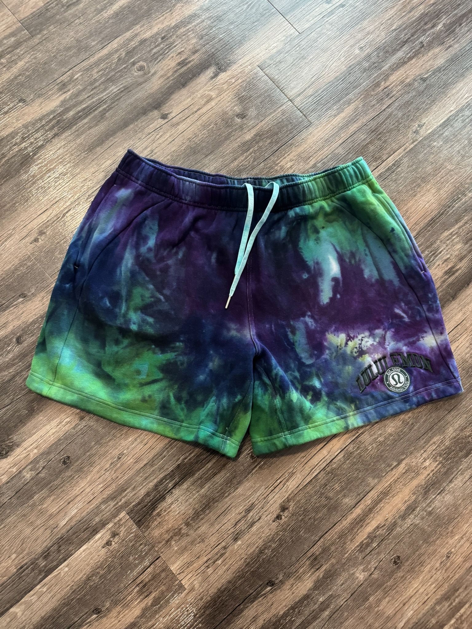 Lululemon Scuba Oversized MR Short 7” Graphic - Size XL