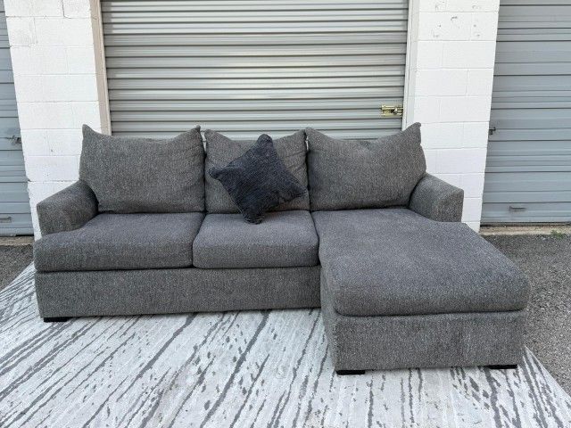 💥Free Delivery 🚚- Broyhill Sectional Couch with Reversible Chaise