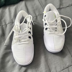 Woman Nike Tennis Shoes