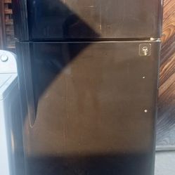 FRIGIDAIRE REFRIGERATOR/ FREEZER / EXTRA FRIDGE( FREE DELIVERY)