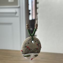 Leaf Pattern Design Beauty Face Ethnic Choker Necklace with Ceramic Pendant  