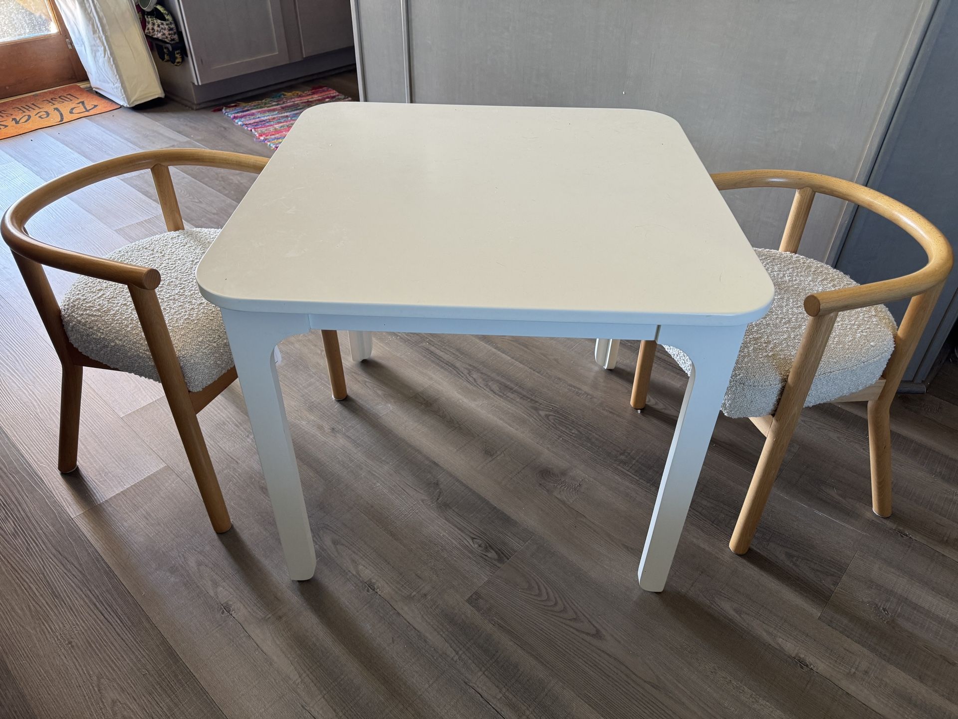 PENDING : Kids Table & Chairs